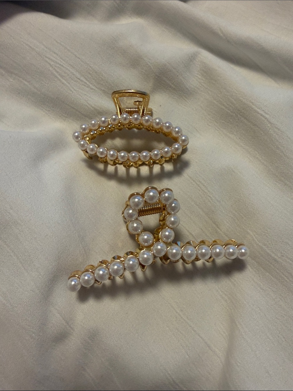 Set of pearl claw clips